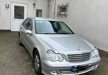 Mercedes-Benz 220 205.743 km 4.750 &euro; Steinheim 32839