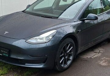 Tesla Model 3 46.544 km 30.999 &euro; Detmold 32758